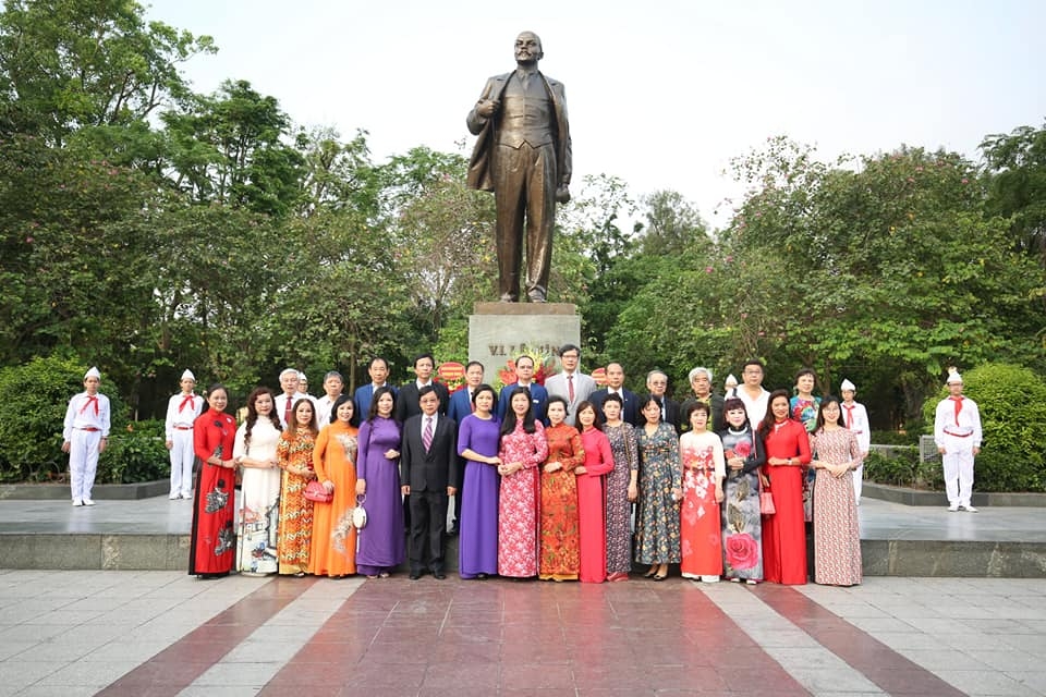 haufo hanois vietnam russia friendship association lay memorial flowers at vilenin statue