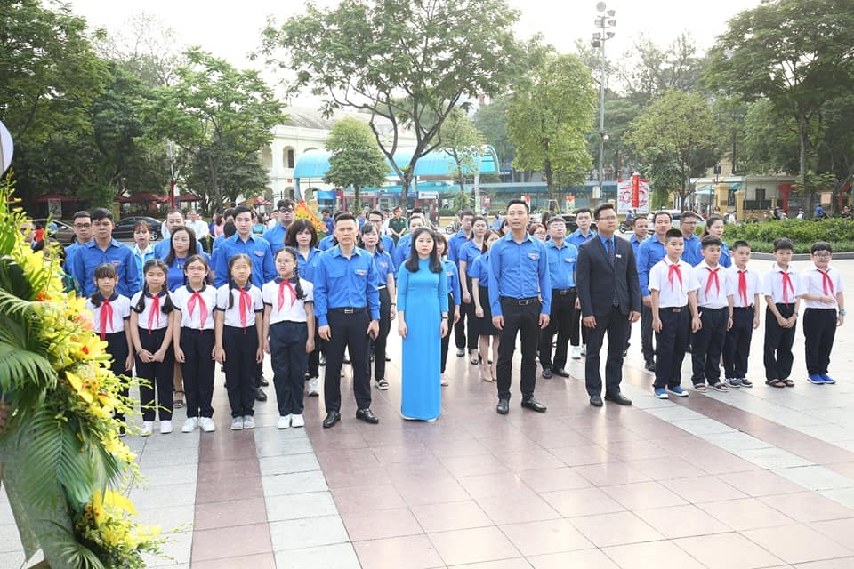 HAUFO, Hanoi's Vietnam-Russia Friendship Association lay memorial flowers at V.I.Lenin statue