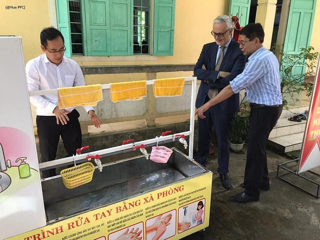 German embassy hands over mobile hand washing station to Hue’s elementary school