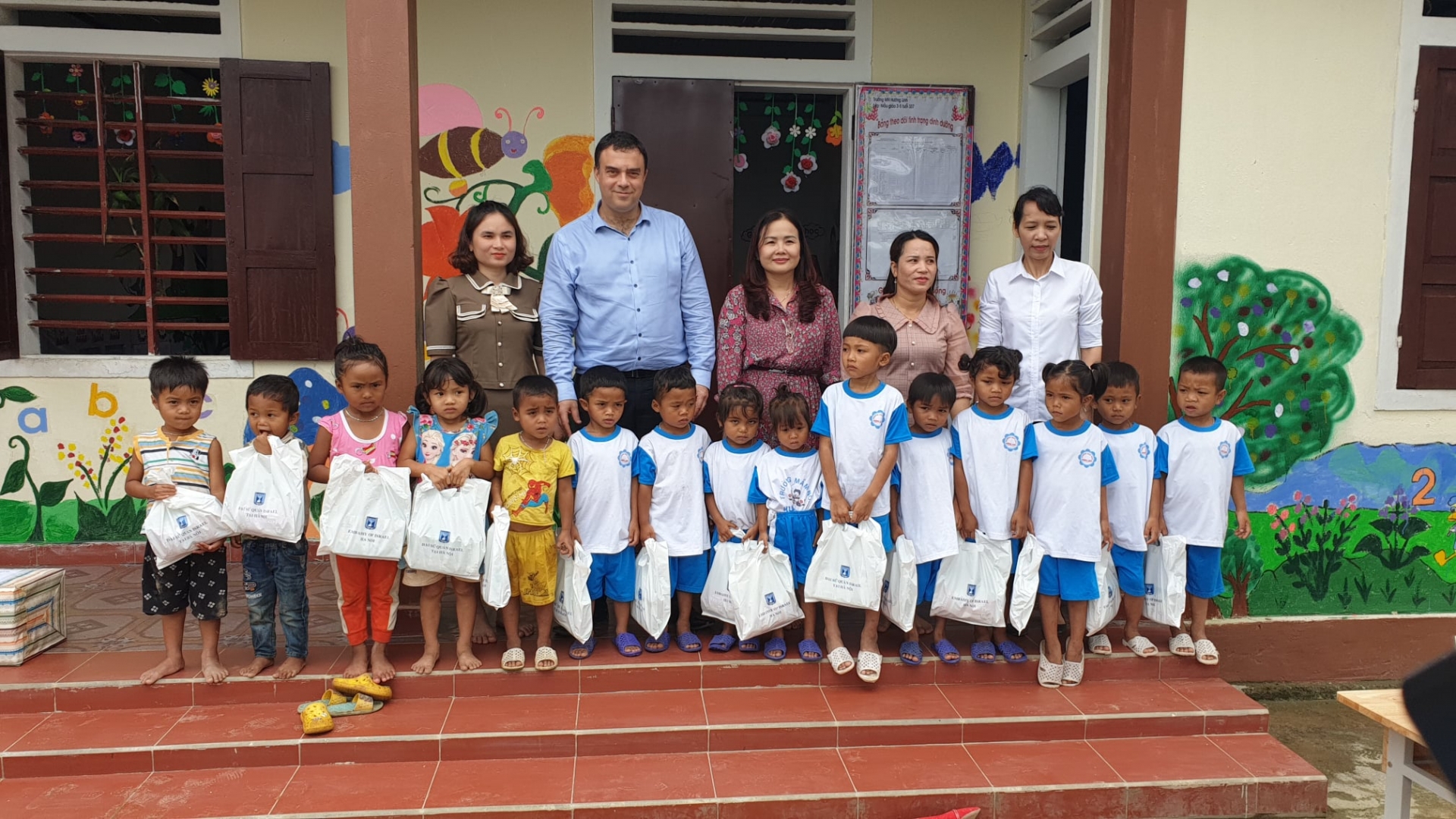 Israel Embassy assists poor school in Quang Tri