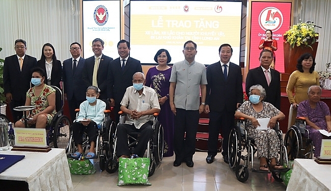 Thai Consulate General donates wheelchairs to disabled people in Long An