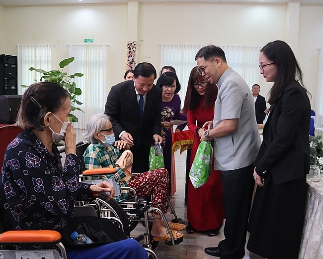 Thai Consulate General donates wheelchairs to disabled people in Long An