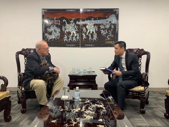Vietnam's Diplomat Meets John McAuliff, A Close Friend of Vietnam