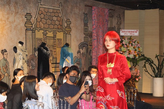 Fashion Event Highlights Indonesia's Batik and Vietnam's Ao Dai