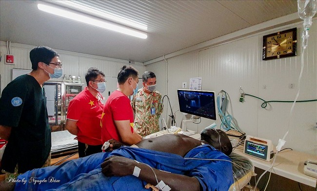 Vietnamese “Blue Beret” Doctors in South Sudan Tend to UN Officer