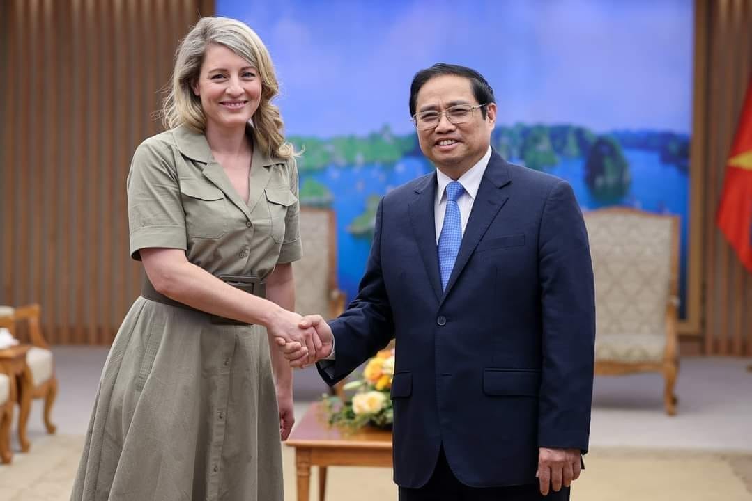 Prime Minister Pham Minh Chinh (R) meets with Canadian Minister of Foreign Affairs Mélanie Joly in Hanoi on April 13. Photo: VNA