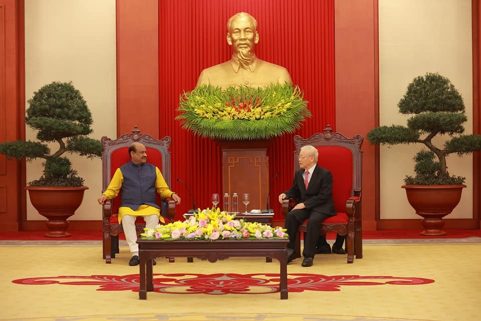 Party General Secretary Nguyen Phu Trong (R) receives Speaker of the Indian lower house Om Birla in Hanoi on April 20. Photo: Indian embassy in Vietnam