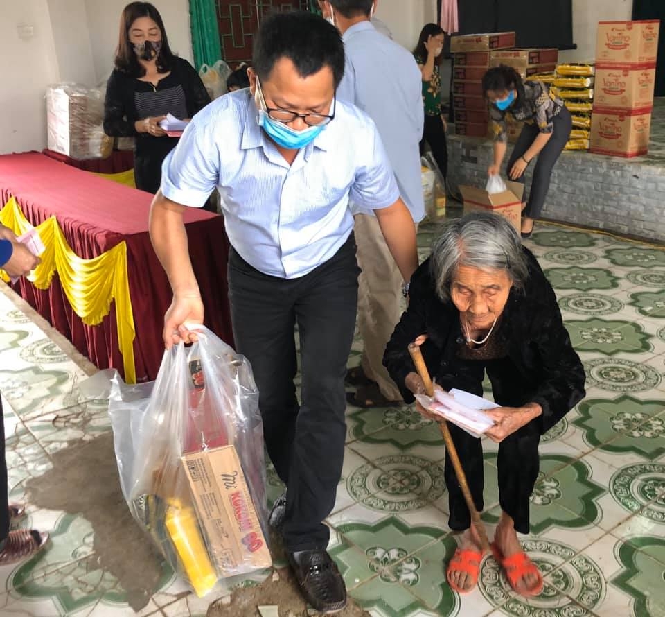 zhishan foundation helps disadvantaged households children amid covid 19