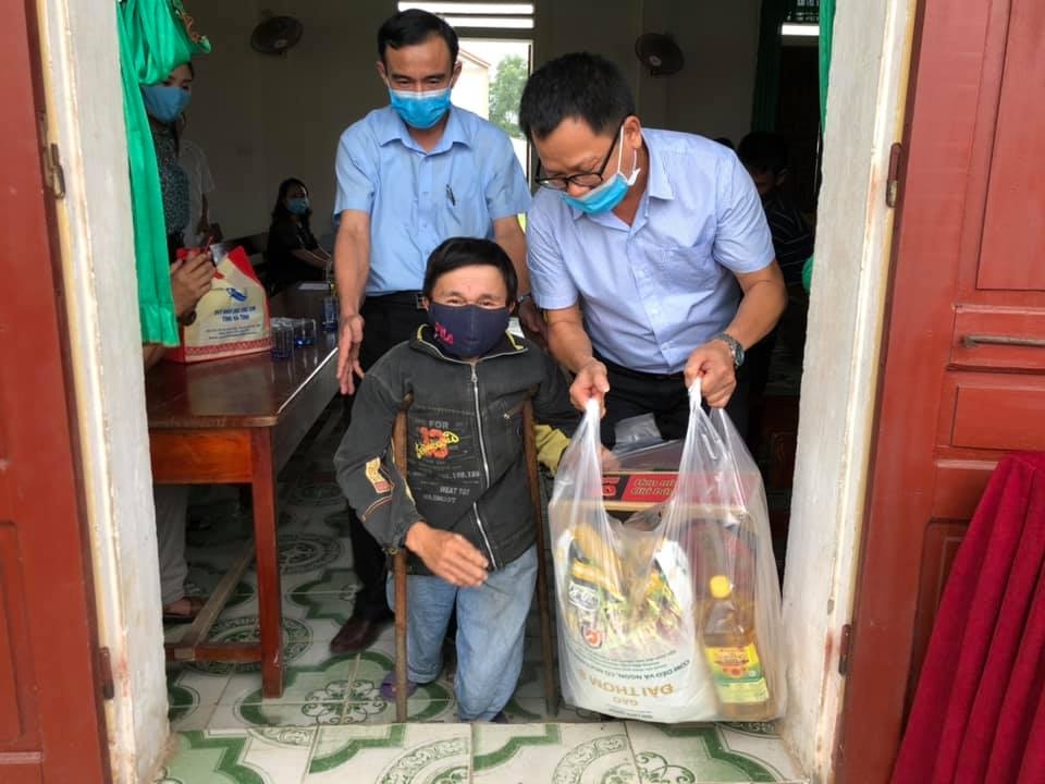 zhishan foundation helps disadvantaged households children amid covid 19