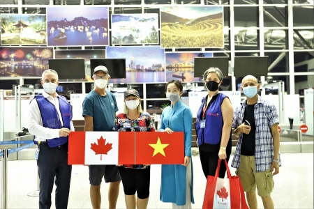 Nearly 300 Vietnamese stranded in Canada fly home
