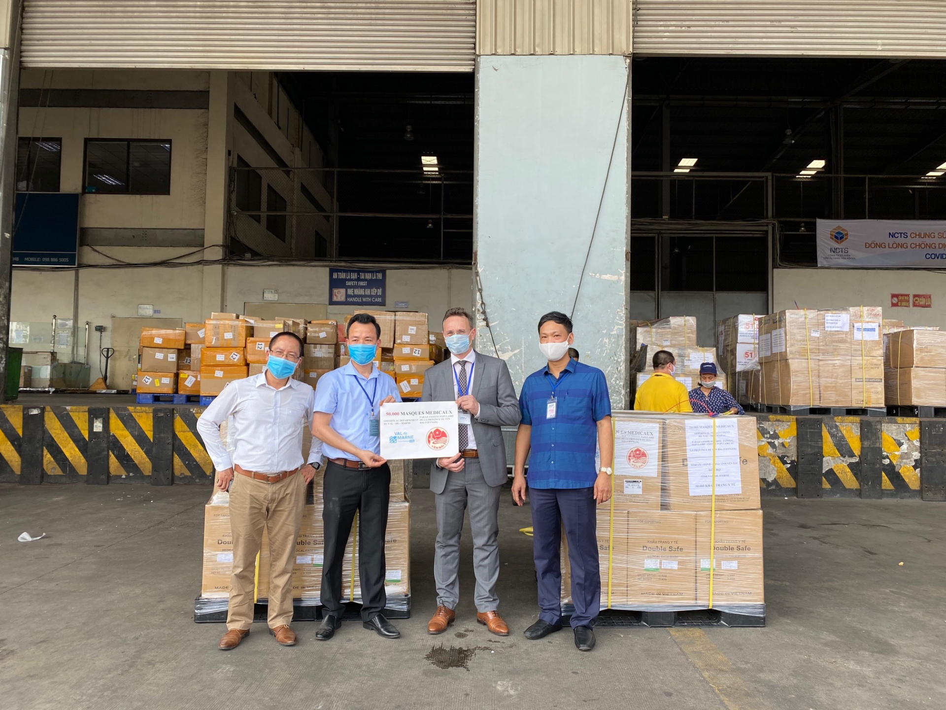 Yen Bai presents 50,000 masks to France's Val de Marne