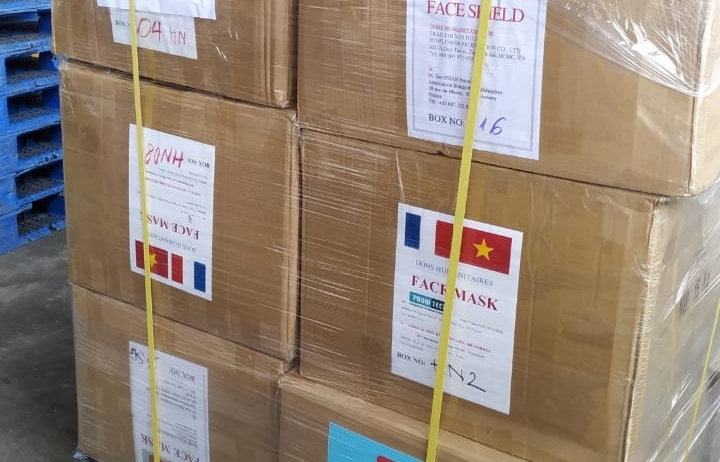 COVID-19 fight: Over 260,000 masks from Vietnam transported to France