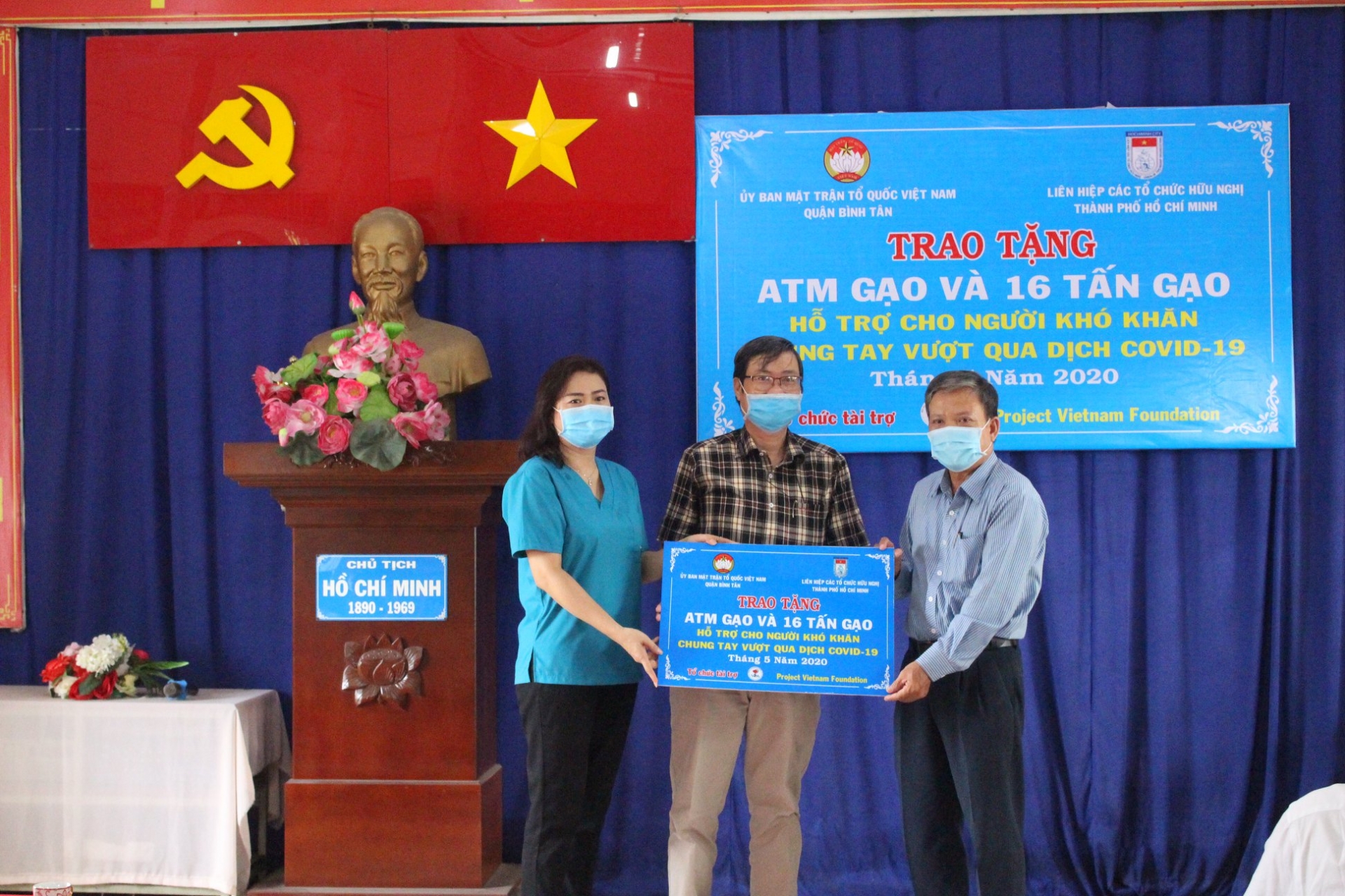 one more rice atm to feed the poor amid covid 19 in ho chi minh city