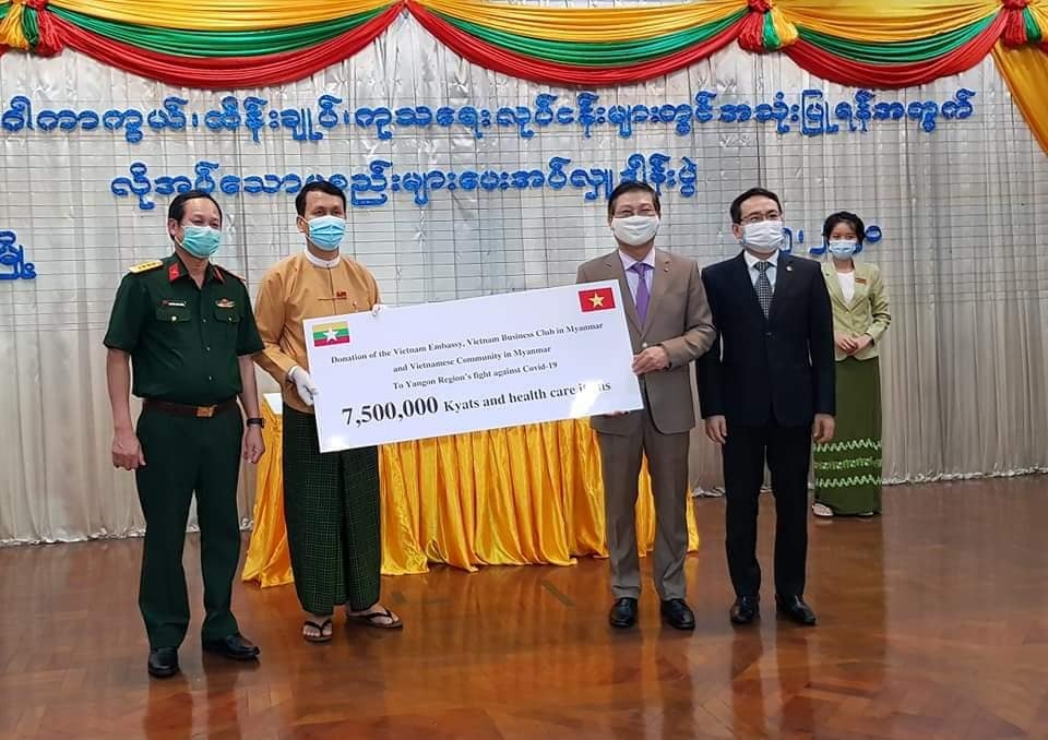 Vietnamese community delivers over USD 5,000 to Myanmar's Yangon for COVID-19 fighting