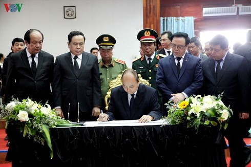 pm nguyen xuan phuc pays tribute to former lao leader