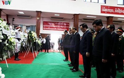 pm nguyen xuan phuc pays tribute to former lao leader