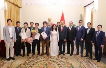 top diplomats of vietnam russia talk strengthening bilateral cooperation