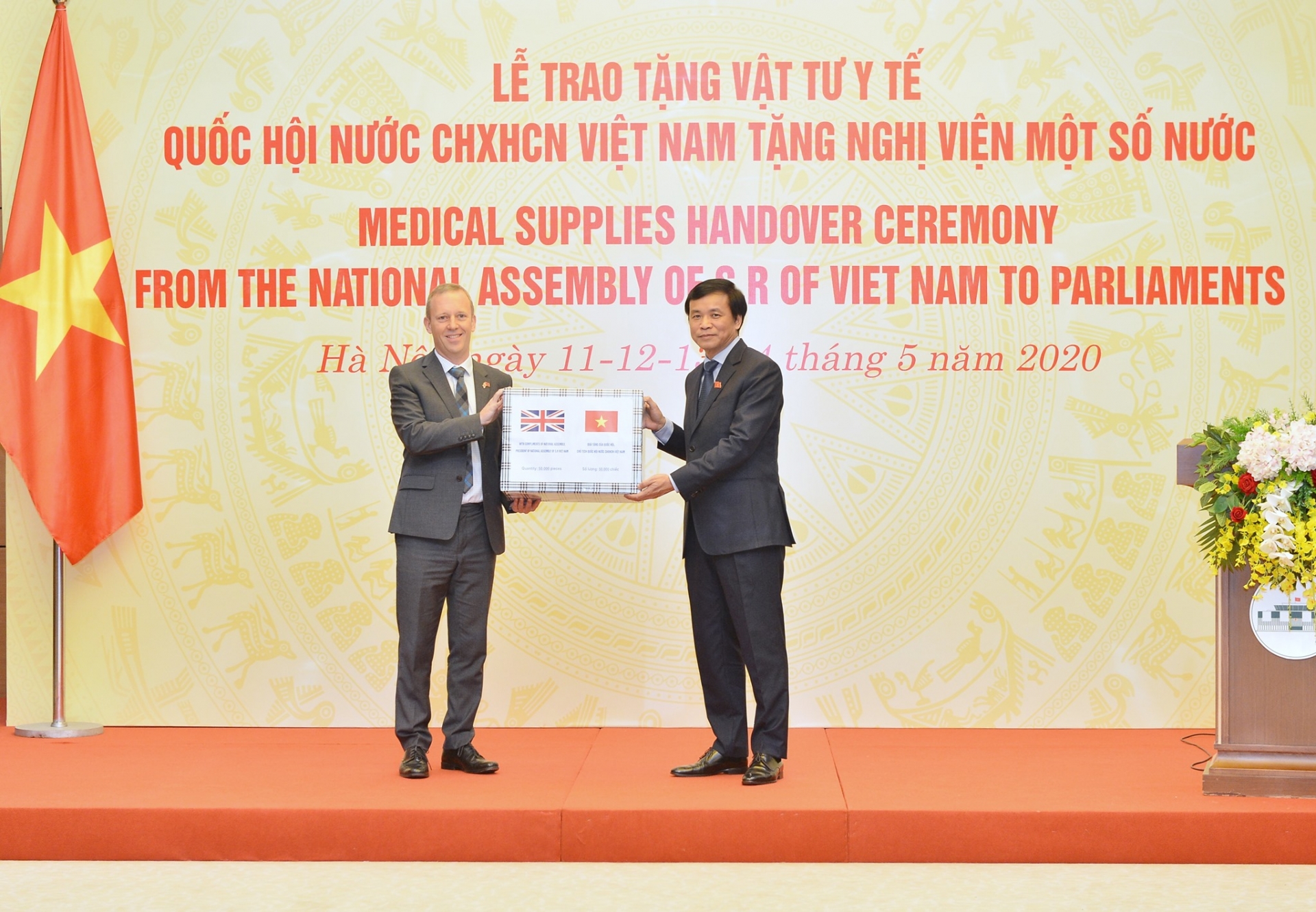 vietnamese na presents medical supplies to over 30 foreign parliaments