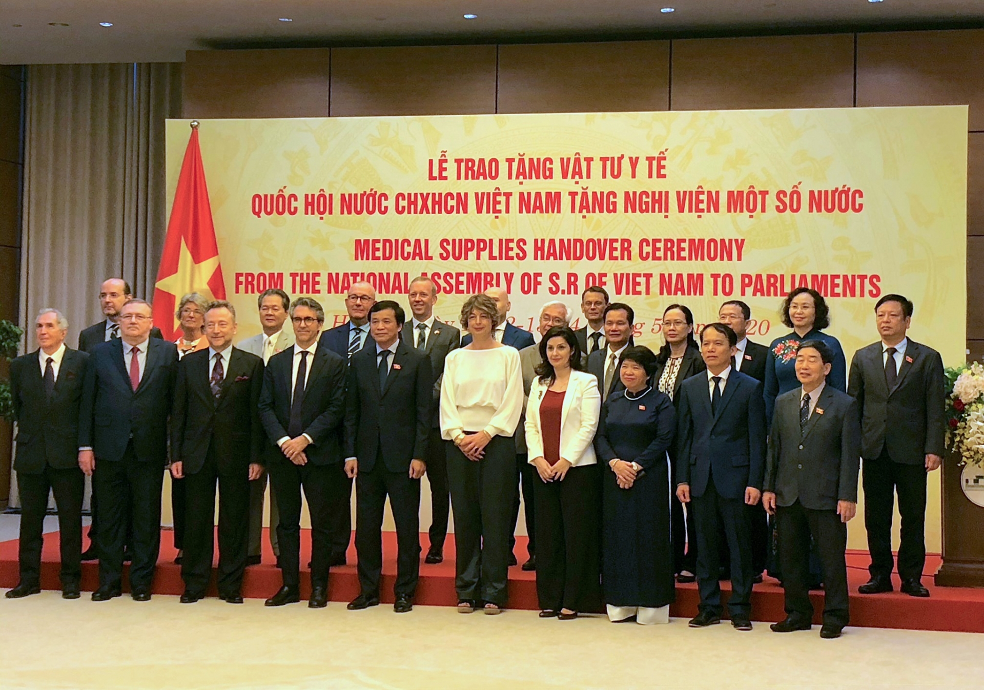 vietnamese na presents medical supplies to over 30 foreign parliaments