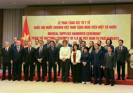 Vietnamese NA presents medical supplies to over 30 foreign parliaments