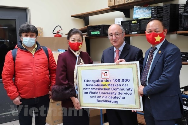 vietnamese citizens donates 100000 masks to 16 german states