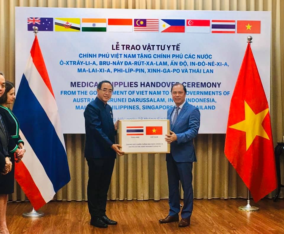 vietnam presents us 420000 medical supplies to eight more countries