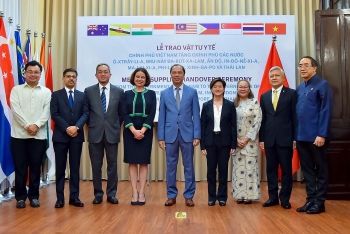 vietnam presents us 420000 medical supplies to eight more countries