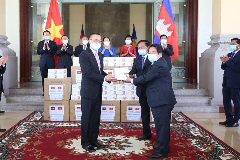 30,000 masks from Vietnamese NA handed over to Cambodia