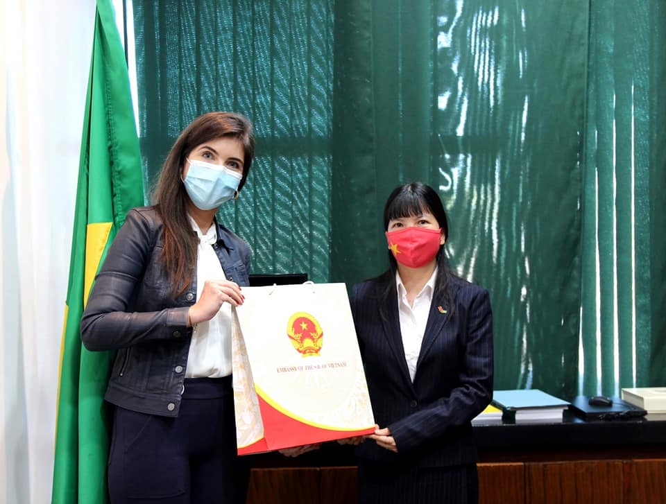 vietnam embassy presents 10000 face masks to brazilian chamber of deputies