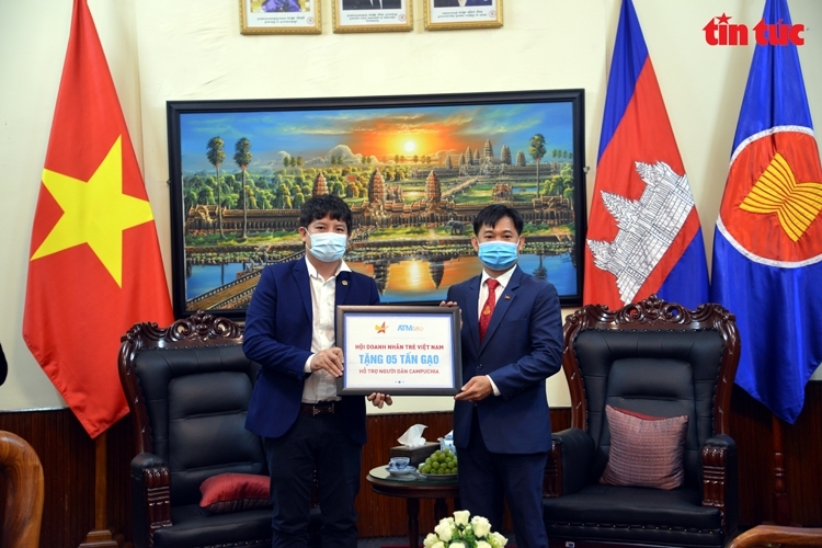 Vietnamese artist, association donates 15 tons of rice to support Cambodian people