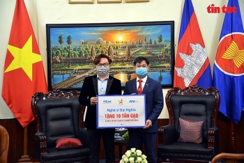 Vietnamese artist, association donate 15 tons of rice to support Cambodian people