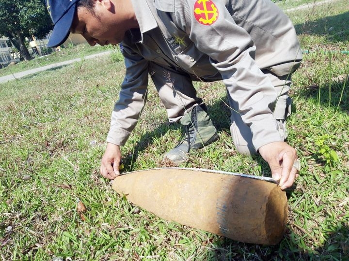 Quang Tri safely handles 250-kg wartime bomb