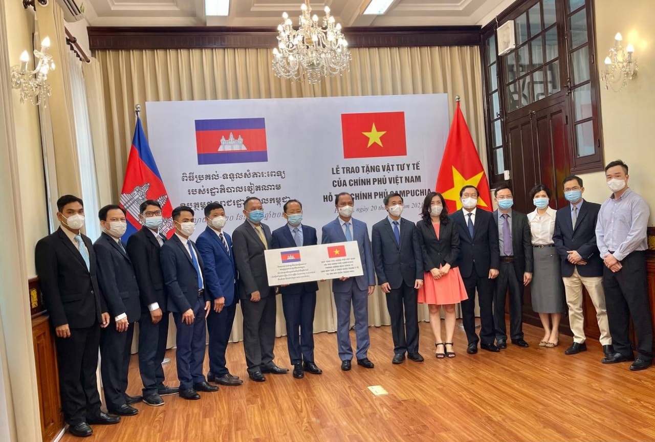 Vietnam gifts masks, ventilators to support Cambodia against Covid-19