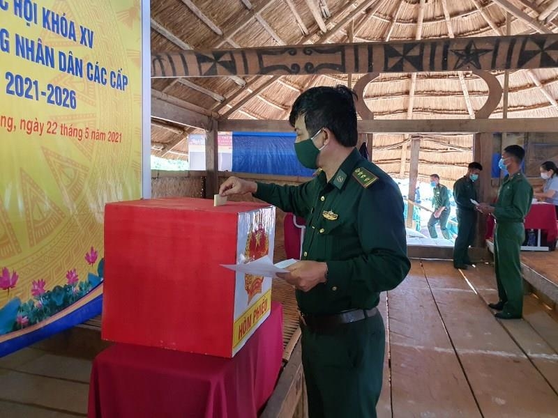 In Photos: Early voting held in border areas, islands