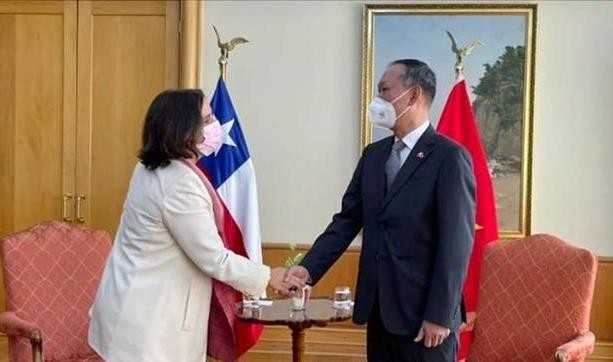 Vietnamese Ambassador to Chile Pham Truong Giang (R) and Chilean Foreign Minister Antonia Urrejola Noguera (Photo: VNA