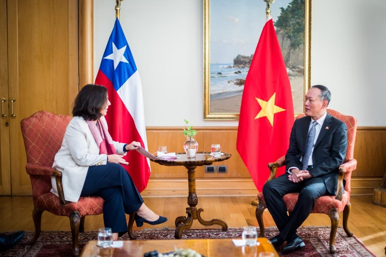 Vietnamese Ambassador to Chile Pham Truong Giang (R) and Chilean Foreign Minister Antonia Urrejola Noguera. Photo: baoquocte.vn