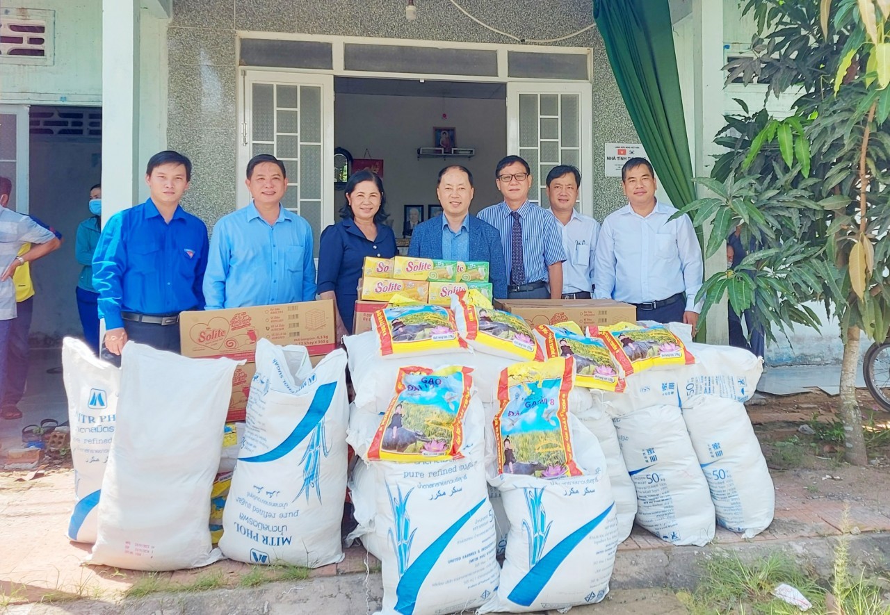 locals in difficulty received gifts to stabilize lives