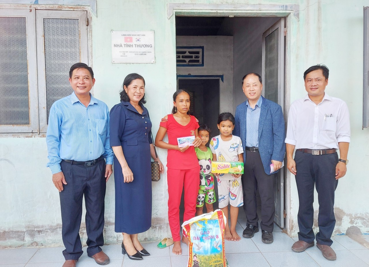 Locals in Difficulty Received Gifts to Stabilize Lives