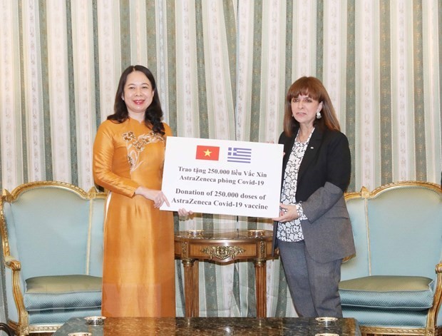 Greek President Katerina Sakellaropoulou symbolically presents 250,000 doses of AstraZeneca COVID-19 vaccine to Vietnam. (Photo: VNA