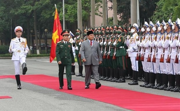 Defence Ministers Phan Van Giang (left) and Prabowo Subianto review the guard of honour at the official welcome ceremony for the Indonesian official in Hanoi on May 13. (Photo: VNA