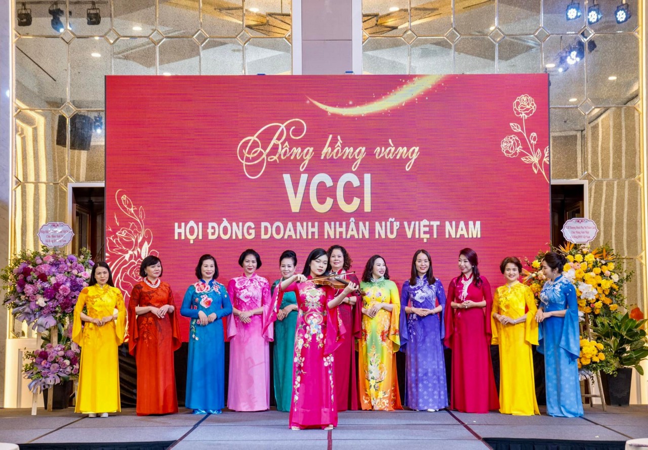 On the sidelines of the conference- Businesswomen performed ao dai with the theme of GOLDEN Rose 2022 and a charity auction
