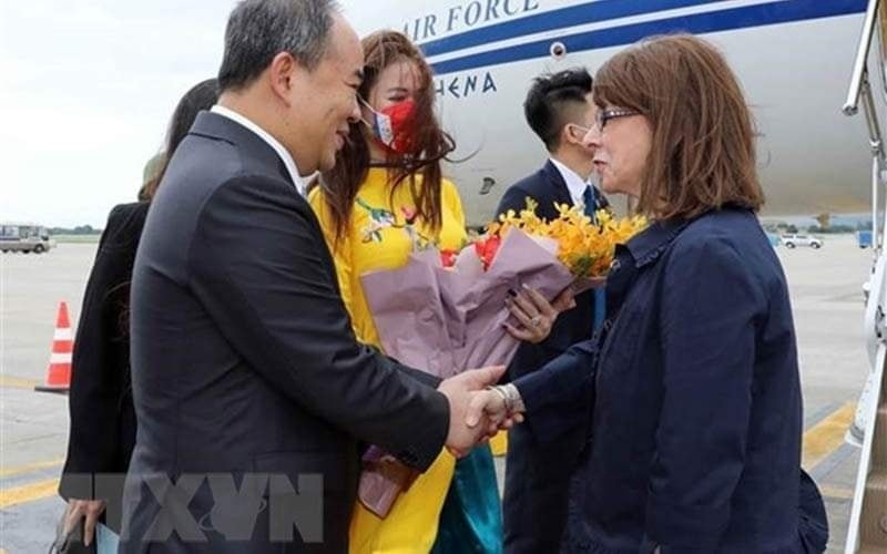 Greek President Katerina Sakellaropoulou welcomed at the airport. Photo: VNA