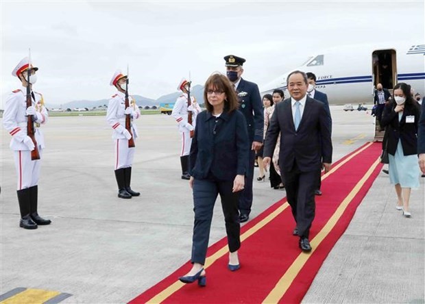 President Katerina Sakellaropoulou and a high-ranking delegation of Greece arrived in Hanoi on May 15 afternoon. Photo: VNA