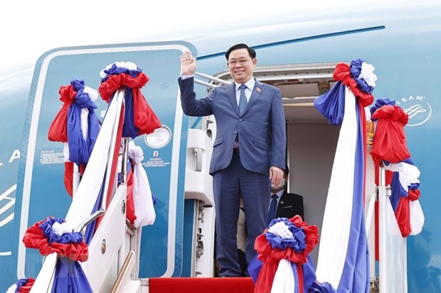 National Assembly Chairman Vuong Dinh Hue arrives in Vientiane, beginning his official visit to Laos. Photo: VNA