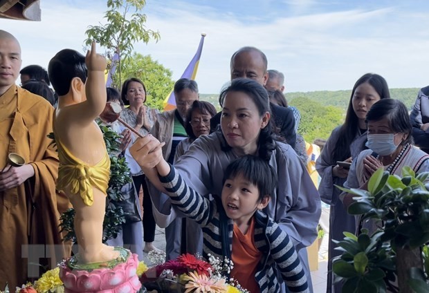 Vietnamese Abroad Celebrate the Buddha’s 2566th Birthday