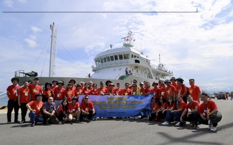 Overseas Vietnamese Visit Truong Sa Island, DK1 Platform
