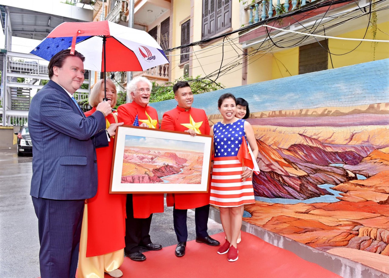 Mural Honors Natural, Cultural Heritage of Vietnam, US