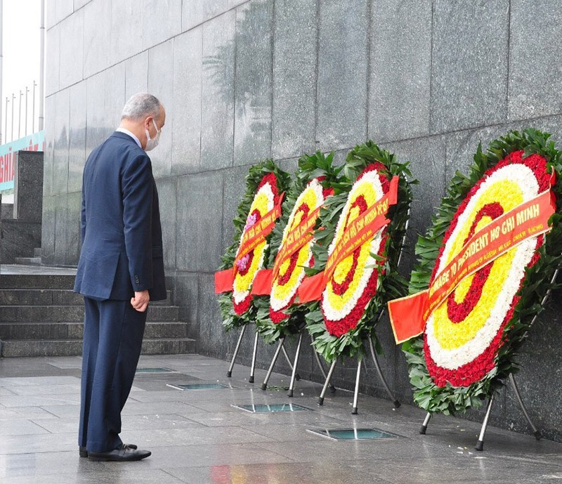Secretary General of Algeria’s Ministry of Foreign Affairs and the National Community Abroad  Chakib Rachid Kaid paý tribute to President Ho Chi Minh at his Mausoleum. 