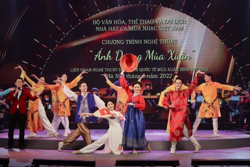 The programme “Ánh dương mùa xuân” or “Spring sunshine” in English is performed by Vietnamese artists.