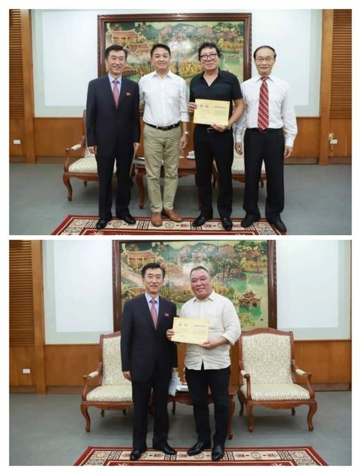 Under the authorization of the Organizing Committee of the April Spring Friendship Art Festival, Ri Ho Jun, chargé d'affaires of the DPRK's Embassy in Vietnam presented the prizes for winning performances. Source: Thông Tin Triều Tiên - Korea News 